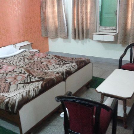 Radiant Ymca Tourist Hostel Varanasi Quarto foto